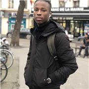 Etudiant-professeur donnant des cours de soutien aux étudiants dans le besoin